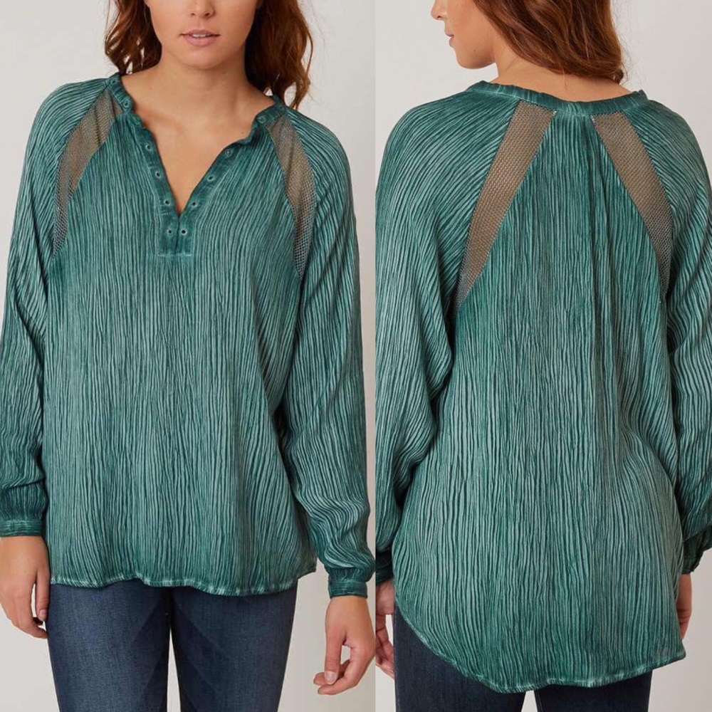 Buckle Honey Belle crinkle henley top, mesh inserts NWOT